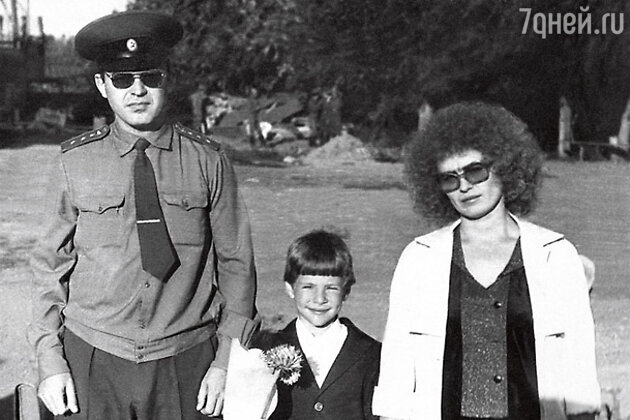 Арчи идет в первый класс. С отцом Александром Михайловичем и матерью Любовью Александровной. 1987 г. Арчи идет в первый класс. С отцом Александром Михайловичем и матерью Любовью Александровной. 1987 г.