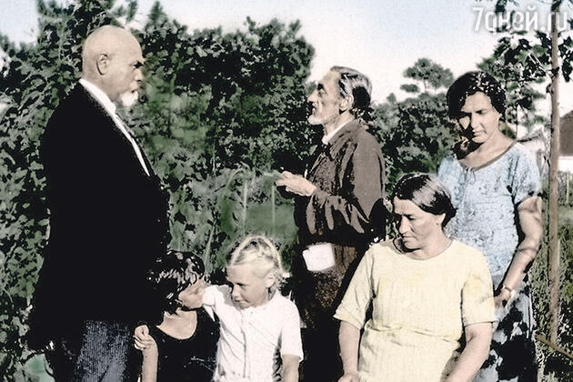 Деникины с семьей писателя Ивана Шмелева Деникины с семьей писателя Ивана Шмелева