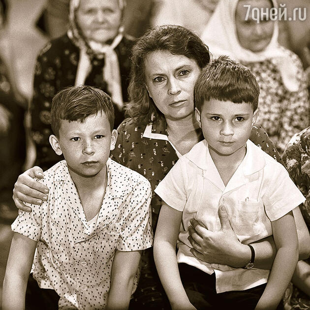 Любовь Соколова с сыном Колей (справа) Любовь Соколова с сыном Колей (справа)