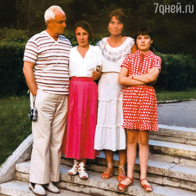 Лариса Меньшикова с мужем Станиславом Меньшиковым, подругой и дочкой Лариса Меньшикова с мужем Станиславом Меньшиковым, подругой и дочкой