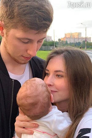 Появилось первое фото Юлии Липницкой с новорожденной дочкой
