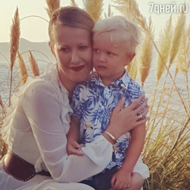 Ксения Собчак позирует рядом с сыном Ксения Собчак позирует рядом с сыном