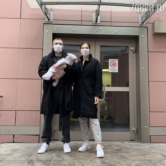 Владимир Кристовский с женой Ольгой и дочкой Владимир Кристовский с женой Ольгой и дочкой