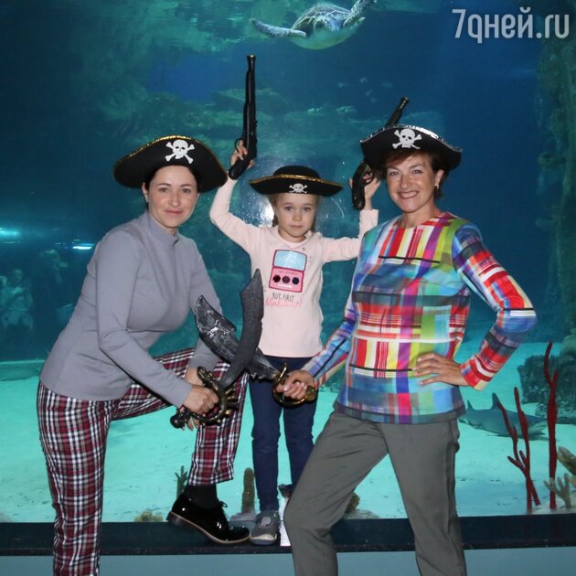 Любовь Тихомирова с дочерью и мамой Любовь Тихомирова с дочерью и мамой