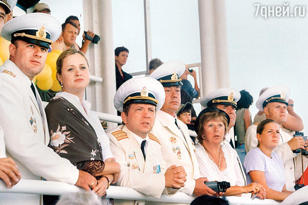 Алла Сурикова с Михаилом Пореченковым, Анной Михалковой, Андреем Федорцовым, Николаем Караченцовым и Алексеем Булдаковым Алла Сурикова с Михаилом Пореченковым, Анной Михалковой, Андреем Федорцовым, Николаем Караченцовым и Алексеем Булдаковым