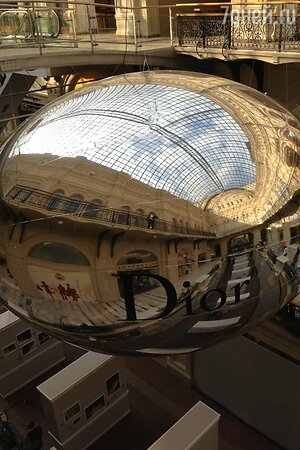 Зеркальный шар Dior в ГУМе Зеркальный шар Dior в ГУМе