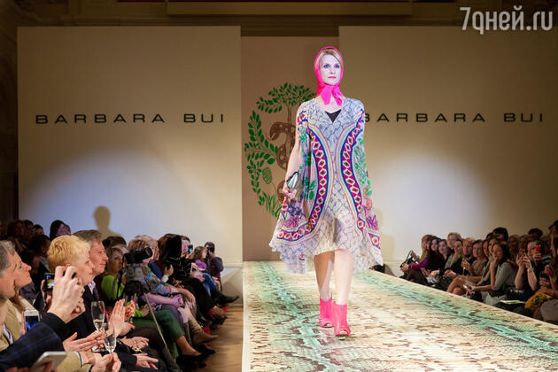 Модель показа Barbara Bui Модель показа Barbara Bui