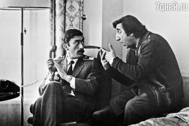 Кадр из фильма «Мимино» (Фрунзик Мкртчян - слева) Кадр из фильма «Мимино» (Фрунзик Мкртчян - слева)