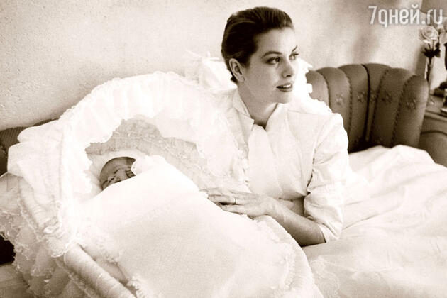 Принцесса Монако Грейс Келли кормила всех своих детей сама. 1957 г. Принцесса Монако Грейс Келли кормила всех своих детей сама. 1957 г.