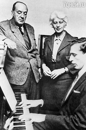 Писатель Набоков В.В., его жена Набокова В.Е., их сын Набоков Д.В. 1960-е годы Писатель Набоков В.В., его жена Набокова В.Е., их сын Набоков Д.В. 1960-е годы