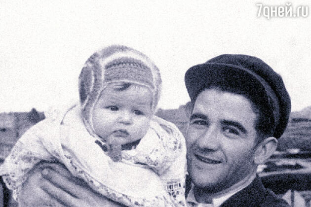 С отцом Александром Александровичем. 1952 г. С отцом Александром Александровичем. 1952 г.