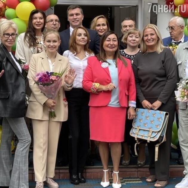 Певица МакSим с управляющим советом школы - фото Певица МакSим с управляющим советом школы - фото