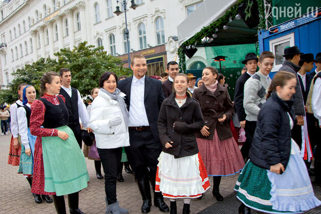 Артисты фольклорного ансамбля почувствовали в Ларисе Гузеевой «свою» Артисты фольклорного ансамбля почувствовали в Ларисе Гузеевой «свою»