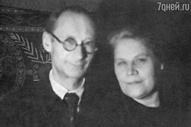 Родители Олега Ефремова Николай Иванович и Анна Дмитриевна. 50-е годы Родители Олега Ефремова Николай Иванович и Анна Дмитриевна. 50-е годы