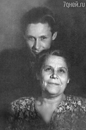 «Когда мать упрекала Олега в любвеобильности, он ей говорил: «А зачем голую женщину повесили над моей тахтой?» «Когда мать упрекала Олега в любвеобильности, он ей говорил: «А зачем голую женщину повесили над моей тахтой?»