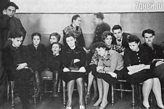 Первый курс актерского факультета Школы-студии МХАТ. 1945 г. (Олег Ефремов в сапогах в первом ряду) Первый курс актерского факультета Школы-студии МХАТ. 1945 г. (Олег Ефремов в сапогах в первом ряду)