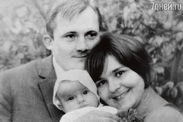 С дочкой Сашенькой. 1967 г. С дочкой Сашенькой. 1967 г.