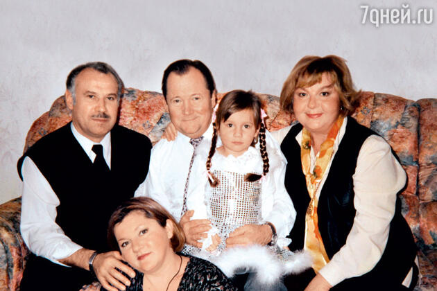 Виктор Павлов с женой Татьянойи внучкой Натальей, слева — дочка Саша с мужем Владимиром. 2001 г. Виктор Павлов с женой Татьянойи внучкой Натальей, слева — дочка Саша с мужем Владимиром. 2001 г.