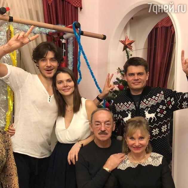 Елизавета Боярская с мужем Максимом Матвеевым, родителями Михаилом Боярским и Ларисой Луппиан, братом Сергеем Елизавета Боярская с мужем Максимом Матвеевым, родителями Михаилом Боярским и Ларисой Луппиан, братом Сергеем
