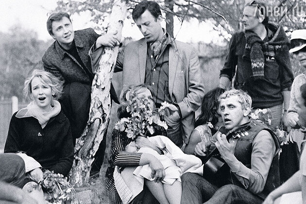 С коллегами по Театру имени Комиссаржевской. Слева от меня пародист Виктор Чистяков, с гитарой — Константин Григорьев С коллегами по Театру имени Комиссаржевской. Слева от меня пародист Виктор Чистяков, с гитарой — Константин Григорьев