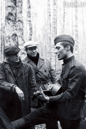 Андрей Кончаловский часто приезжал к нам на съемки. Они с Тарковским тогда писали сценарий «Андрея Рублева» Андрей Кончаловский часто приезжал к нам на съемки. Они с Тарковским тогда писали сценарий «Андрея Рублева»