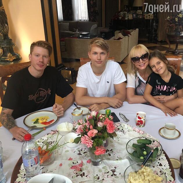 Кристина Орбакайте с детьми: Никитой, Дени и Клавой Кристина Орбакайте с детьми: Никитой, Дени и Клавой