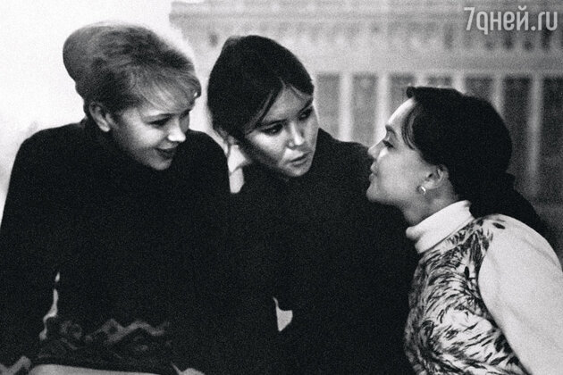 С однокурсницами Ириной Азер и Натальей Аринбасаровой С однокурсницами Ириной Азер и Натальей Аринбасаровой