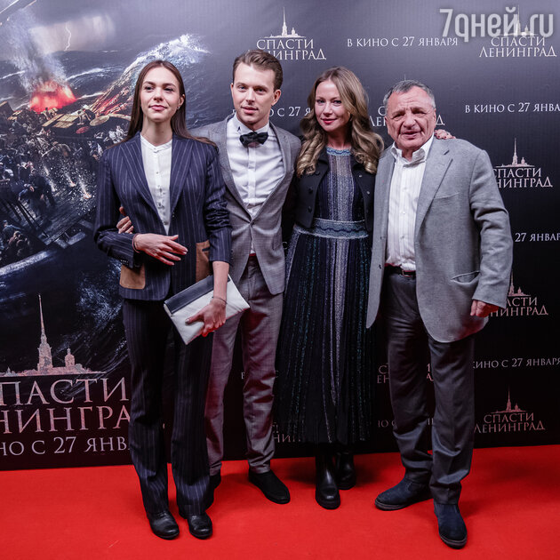 Мария Миронова с сыном Андреем Удаловым-Мироновым (в центре) и гости премьеры Мария Миронова с сыном Андреем Удаловым-Мироновым (в центре) и гости премьеры