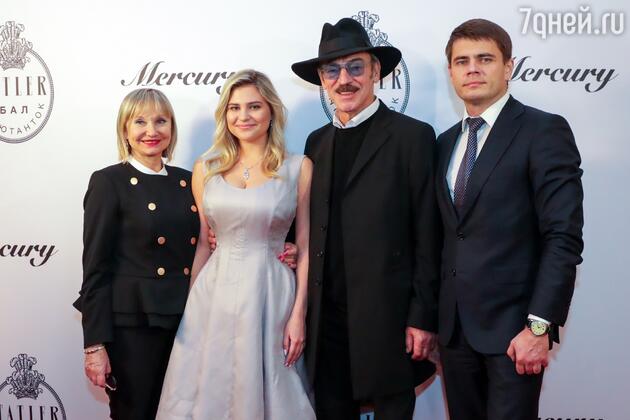 Актеры Лариса Луппиан и Михаил Боярский, их внучка Катерина Боярская и ее отец депутат Госдумы РФ Сергей Боярский Актеры Лариса Луппиан и Михаил Боярский, их внучка Катерина Боярская и ее отец депутат Госдумы РФ Сергей Боярский