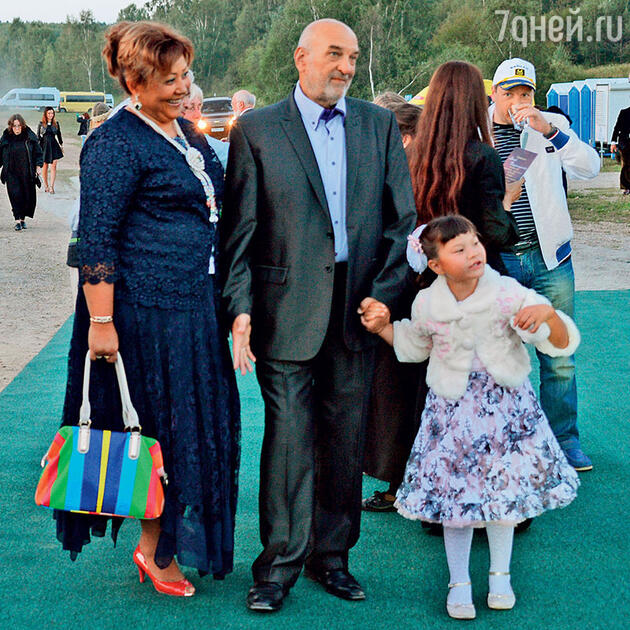 Алексей Петренко с женой и дочерью Алексей Петренко с женой и дочерью