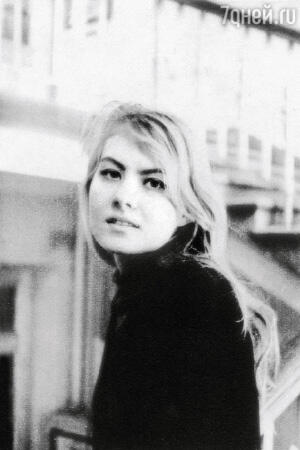 Литвинова — первокурсница сценарного факультета ВГИКа. 1984 г. Литвинова — первокурсница сценарного факультета ВГИКа. 1984 г.