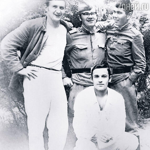 Владимир Сорокин (сидит) Владимир Сорокин (сидит)