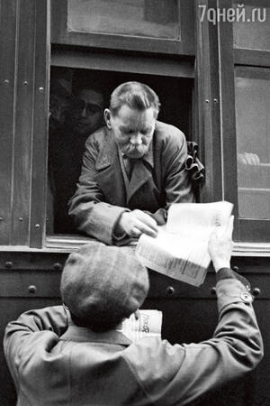 По выражению ехидного Виктора Шкловского, с момента возвращения на родину Горький уже не жил, а осматривал. Он без конца путешествовал по стране, принимая поистине царские почести. «Я уже не человек, а какое-то учреждение», — то ли хвалился, то ли жаловался Алексей Максимович По выражению ехидного Виктора Шкловского, с момента возвращения на родину Горький уже не жил, а осматривал. Он без конца путешествовал по стране, принимая поистине царские почести. «Я уже не человек, а какое-то учреждение», — то ли хвалился, то ли жаловался Алексей Максимович