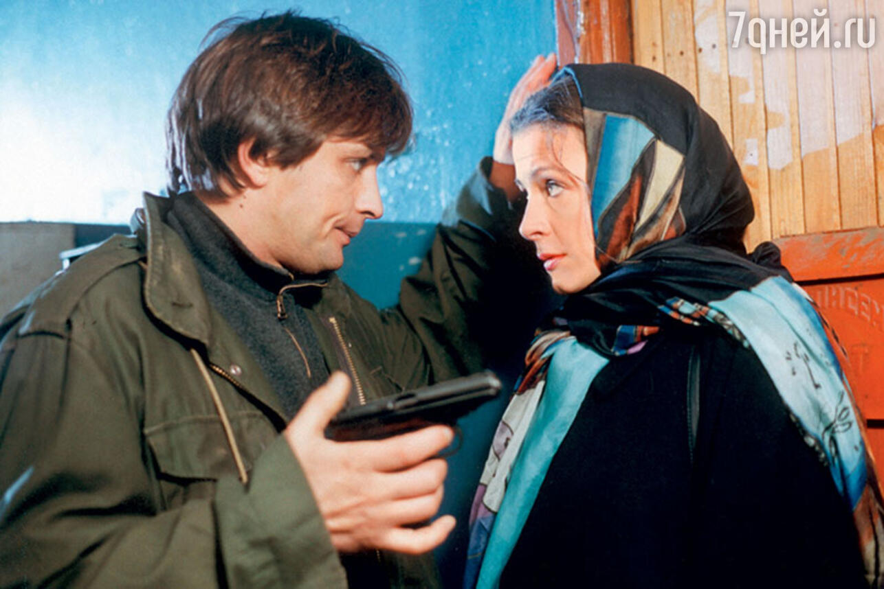 Александр Домогаров и Евгения Крюкова в сериале «Бандитский Петербург». 2000 г.