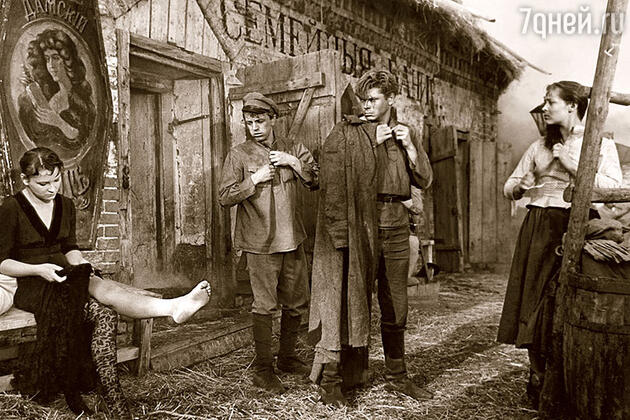 Я познакомилась с Эллой Леждей (слева) на съемках фильма «Ветер». Это было время ее недолгого брака с Наумовым. В картине снималась и жена Алова — Тамара Логинова (справа) Я познакомилась с Эллой Леждей (слева) на съемках фильма «Ветер». Это было время ее недолгого брака с Наумовым. В картине снималась и жена Алова — Тамара Логинова (справа)