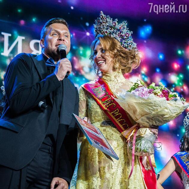 Полина Диброва с ведущим конкурса Полина Диброва с ведущим конкурса