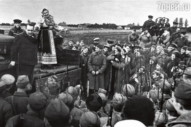 «Лидия Андреевна всю войну выступала на фронте с концертной бригадой. Любовь к ней солдат была безмерна. Песни Руслановой многим помогли выжить» «Лидия Андреевна всю войну выступала на фронте с концертной бригадой. Любовь к ней солдат была безмерна. Песни Руслановой многим помогли выжить»