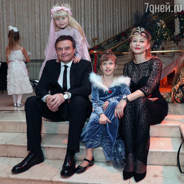 Алексей Учитель с Юлией Пересильд и дочками Анной и Марией Алексей Учитель с Юлией Пересильд и дочками Анной и Марией
