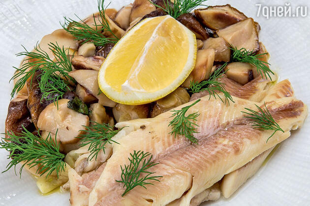 Форель, запеченная в соли, с грибами и мятой Форель, запеченная в соли, с грибами и мятой