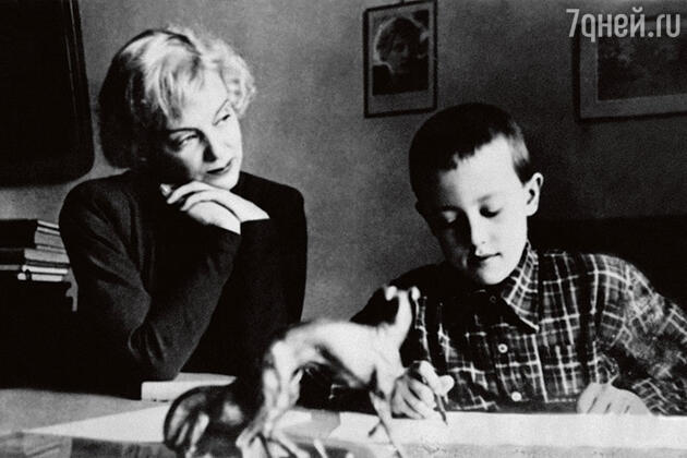 «Сына Марина любила до сумасшествия, особенно пока он был маленьким. И очень им гордилась — Андрей много читал, учился в художественной школе» «Сына Марина любила до сумасшествия, особенно пока он был маленьким. И очень им гордилась — Андрей много читал, учился в художественной школе»