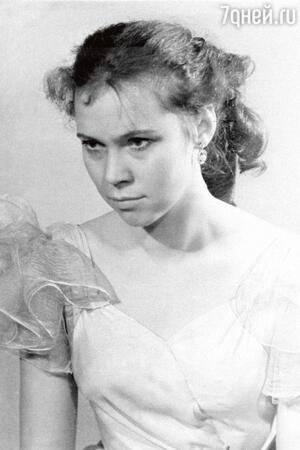 Иза Высоцкая — студентка Школы-студии МХАТ. 1957 год Иза Высоцкая — студентка Школы-студии МХАТ. 1957 год
