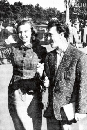Иза с Высоцким в Сокольниках на Американской выставке. 1957 год Иза с Высоцким в Сокольниках на Американской выставке. 1957 год