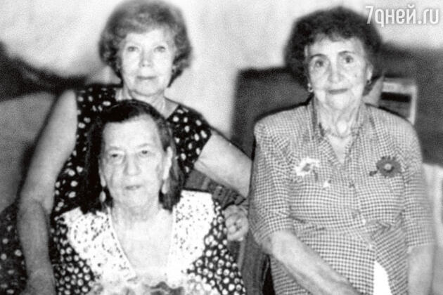 С Ниной Максимовной, матерью Высоцкого (внизу слева), и ее подругой Соней. Москва, Малая Грузинская, 2003 год С Ниной Максимовной, матерью Высоцкого (внизу слева), и ее подругой Соней. Москва, Малая Грузинская, 2003 год