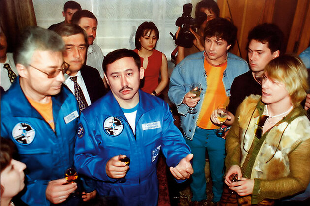 Один из «на-найцев» должен был отправиться в космос, чтобы на борту корабля записать гимн планеты. Ребята с космонавтами Юрием Батуриным и Талгатом Мусабаевым Один из «на-найцев» должен был отправиться в космос, чтобы на борту корабля записать гимн планеты. Ребята с космонавтами Юрием Батуриным и Талгатом Мусабаевым