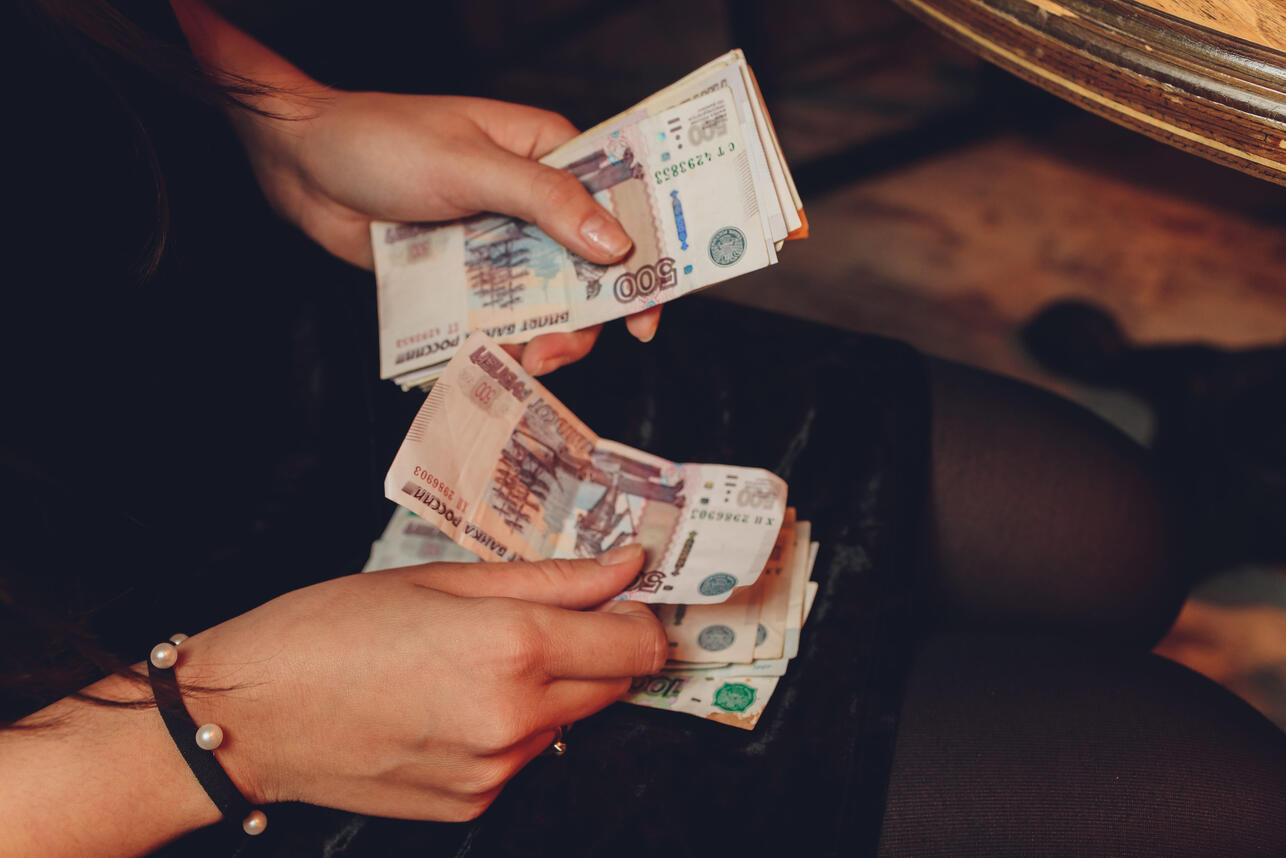 как привлечь деньги в дом, народные приметы на деньги, денежные приметы, приметы для достатка, что сделать чтобы деньги водились, приметы про кошелек, приметы про деньги в доме, как привлечь удачу и деньги, денежная энергия дома, приметы для богатства, что нельзя делать с деньгами, как хранить деньги дома