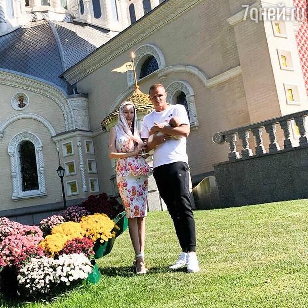 Дмитрий Тарасов и Анастасия Костенко с дочкой Миланой Дмитрий Тарасов и Анастасия Костенко с дочкой Миланой