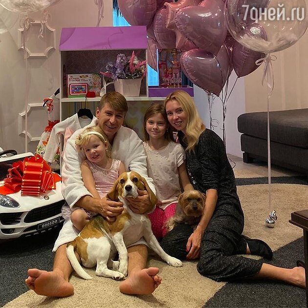 Алексей Ягудин и Татьяна Тотьмянина с дочками Алексей Ягудин и Татьяна Тотьмянина с дочками