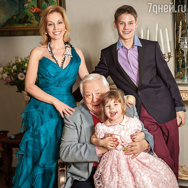 Марина Зудина, Олег Табаков, Павел Табаков и Мария Табакова Марина Зудина, Олег Табаков, Павел Табаков и Мария Табакова