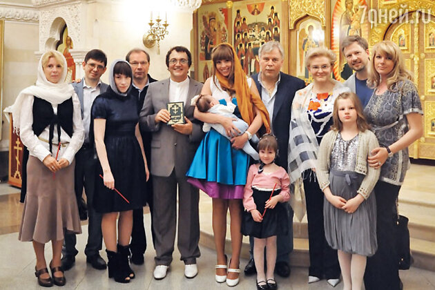 Слева направо: мама Полины Ирина, отчим Дмитрий, крестная Луиза, пианист Юрий Розум, Дмитрий Дибров, Полина с сыном Сашей и сестрой Алисой, Анатолий Кучерена, Елена Малышева, Валдис Пельш, его жена Светлана и дочь Илве Слева направо: мама Полины Ирина, отчим Дмитрий, крестная Луиза, пианист Юрий Розум, Дмитрий Дибров, Полина с сыном Сашей и сестрой Алисой, Анатолий Кучерена, Елена Малышева, Валдис Пельш, его жена Светлана и дочь Илве