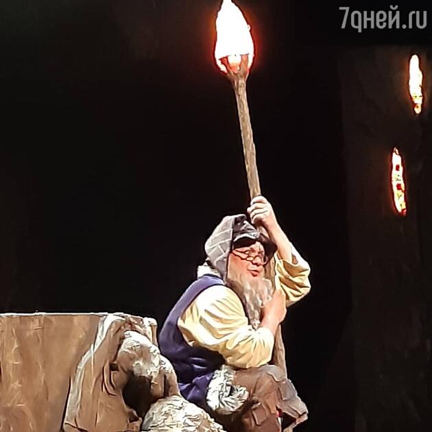 Старый Гарри Поттер, он е Стекляшничек, много ворчит и сурово воспитывает. Но только он способен спасти заблудшего Петера. Старый Гарри Поттер, он е Стекляшничек, много ворчит и сурово воспитывает. Но только он способен спасти заблудшего Петера.